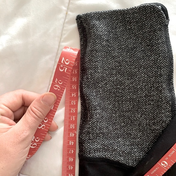 Lucy black leggings with grey chevron pattern - Picture 3 of 10